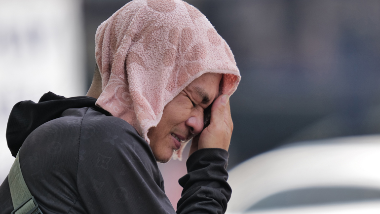 Người dân Hà Nội làm việc dưới nắng nóng. Ảnh: Ngọc Thành