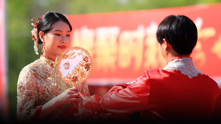 Sẽ có những chuyên gia được đào tạo bài bản giúp người trẻ Trung Quốc lên kế hoạch đám cưới, sinh con, cũng như xử lý các mối quan hệ. Ảnh: Sixthtone