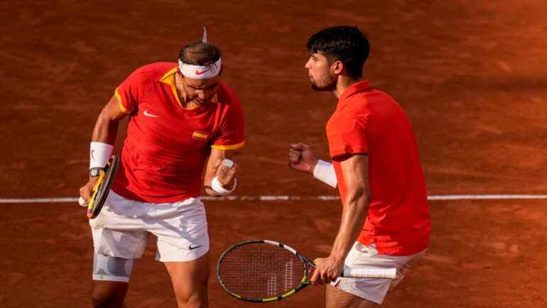 Nadal (trái) và Alcaraz mừng một điểm thắng trong trận gặp Griekspoor và Koolhof ở vòng hai đôi nam Olympic, trên sân Suzanne Lenglen, Paris hôm 30/7. Ảnh: Reuters