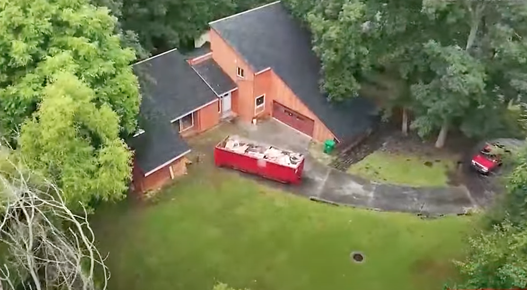 Cơ ngơi của ông Lee bị Randy bán đấu giá và khoắng hết đồ đạc. Ảnh: ANF