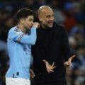 Guardiola trao đổi với Alvarez trước khi tung vào sân ở một trận đấu tại Champions League năm 2023. Ảnh: Reuters.