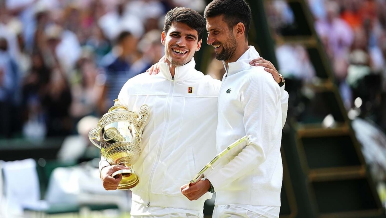 Alcaraz thắng Djokovic ở chung kết Wimbledon tháng 7/2024. Ảnh: Reuters