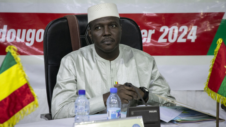 Abdoulaye Maiga, người phát ngôn chính quyền quân sự Mali, tại cuộc họp của Liên minh các nước vùng Sahel (AES) ở Ouagadougou, Burkina Faso hồi tháng 2. Ảnh: AFP