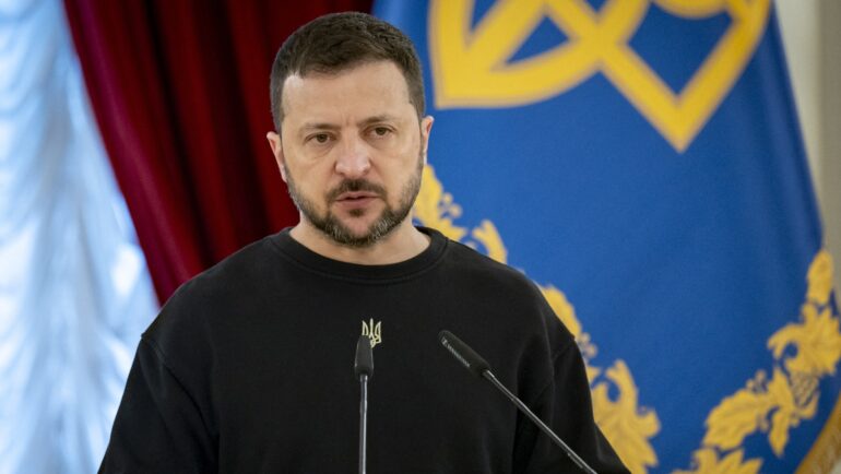 Tổng thống Ukraine Volodymyr Zelensky tại Kiev hôm 22/4. Ảnh: AFP