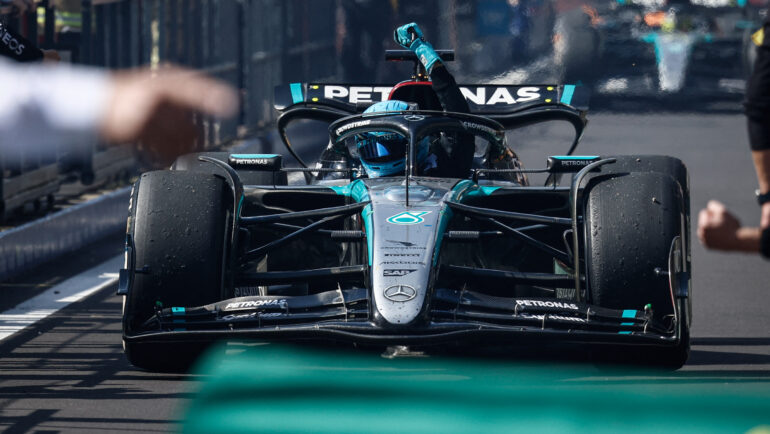 Chiếc W15 của George Russell bị mòn đáng kể lốp khi anh về nhất Grand Prix Bỉ trên đường đua Spa-Francochamps ngày 28/7. Ảnh: AFP