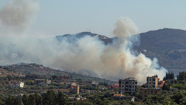 Khói bốc lên từ ngôi làng biên giới Kafr Kila ở miền nam Lebanon ngày 29/7, sau vụ tấn công ở Israel. Ảnh: AFP