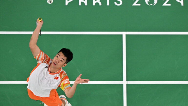 Tay vợt Việt Nam Lê Đức Phát trong pha nhảy đập cầu ở trận thắng VĐV Đức Fabian Roth 2-0 ở trận ra quân bảng K cầu lông đơn nam Olympic Paris 2024 tại nhà thi đấu Porte de la Chapelle, Paris ngày 31/7. Ảnh: AFP