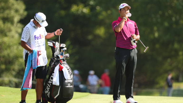 Hideki Matsuyama bên caddie mượn Taiga Tabuchi tại vòng hai FedEx St. Jude Championship trên sân TPC Southwind, Memphis, Tennessee, Mỹ ngày 16/8/2024. Ảnh: AFP