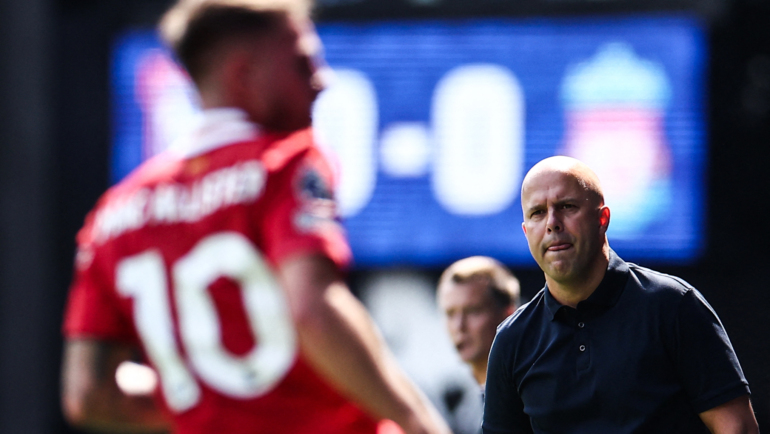 HLV Arne Slot quan sát các cầu thủ Liverpool trong trận đấu Ipwich Town ở vòng 1 giải Ngoại hạng Anh mùa 2024-2025. Ảnh: AFP.