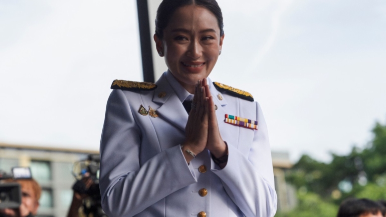 Tân thủ tướng Thái Lan Paetongtarn Shinawatra trong lễ nhận văn bản phê duyệt từ Quốc vương tại Bangkok, ngày 18/8. Ảnh: AFP