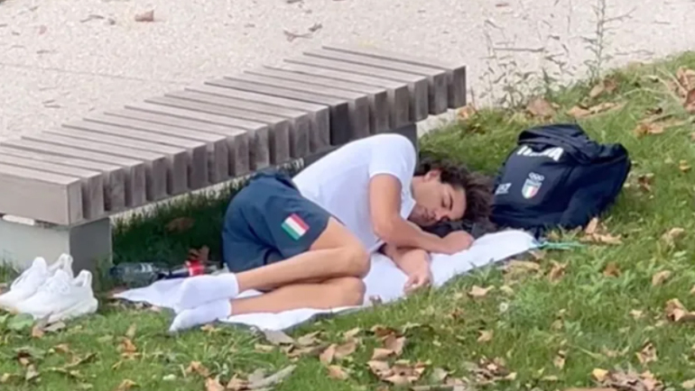 Ceccon cảm thấy thoải mái hơn khi ra ngủ ở ngoài công viên. Ảnh: Instagram.