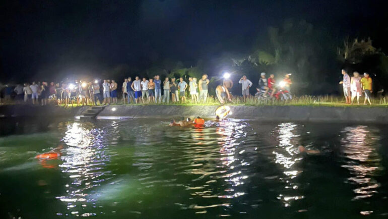 Tìm kiếm hai người mất tích. Ảnh: Anh Nghĩa