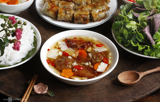 Nước chấm bún chả Hà Nội pha giấm hay chanh?