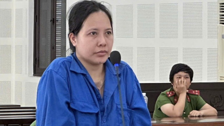 Bị cáo Đinh Thị Hoa Hồng tại phiên xử sơ thẩm. Ảnh: Trạng Chi