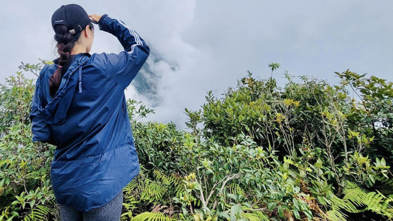 Phương Thanh trong một lần leo núi với bạn bè, tháng 10/2023. Ảnh: Nhân vật cung cấp