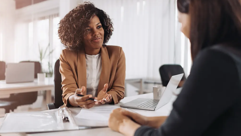 Không ít người nộp đơn xin việc tại các công ty ở Mỹ ngạc nhiên khi được trả chi phí để làm các bài kiểm tra năng lực tốn thời gian. Ảnh minh họa: Shutterstock