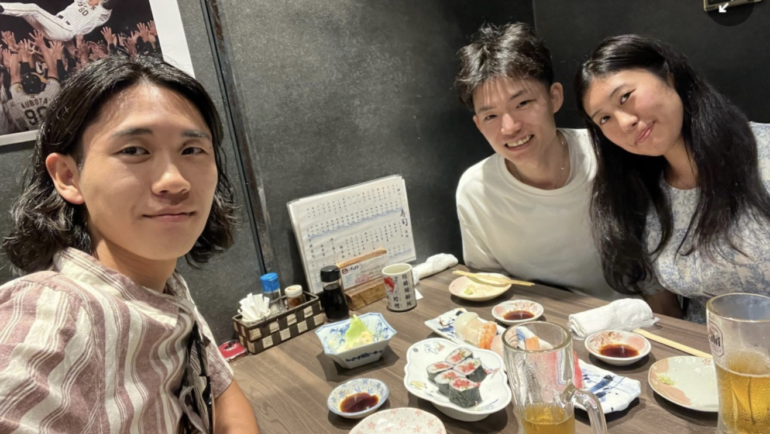 Bạn trai của Seira (áo sọc) ăn tối cùng bạn gái và chồng của cô, tháng 7/2024. Ảnh: X.com/threads.net@tounyu_ohji