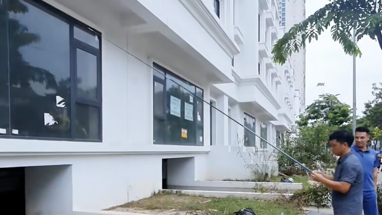 Một người đàn ông câu cá rô trong các hầm để xe của dãy biệt thự, shophouse trên đường Lê Trọng Tấn, huyện Hoài Đức, chiều 28/7. Ảnh: Phạm Hà