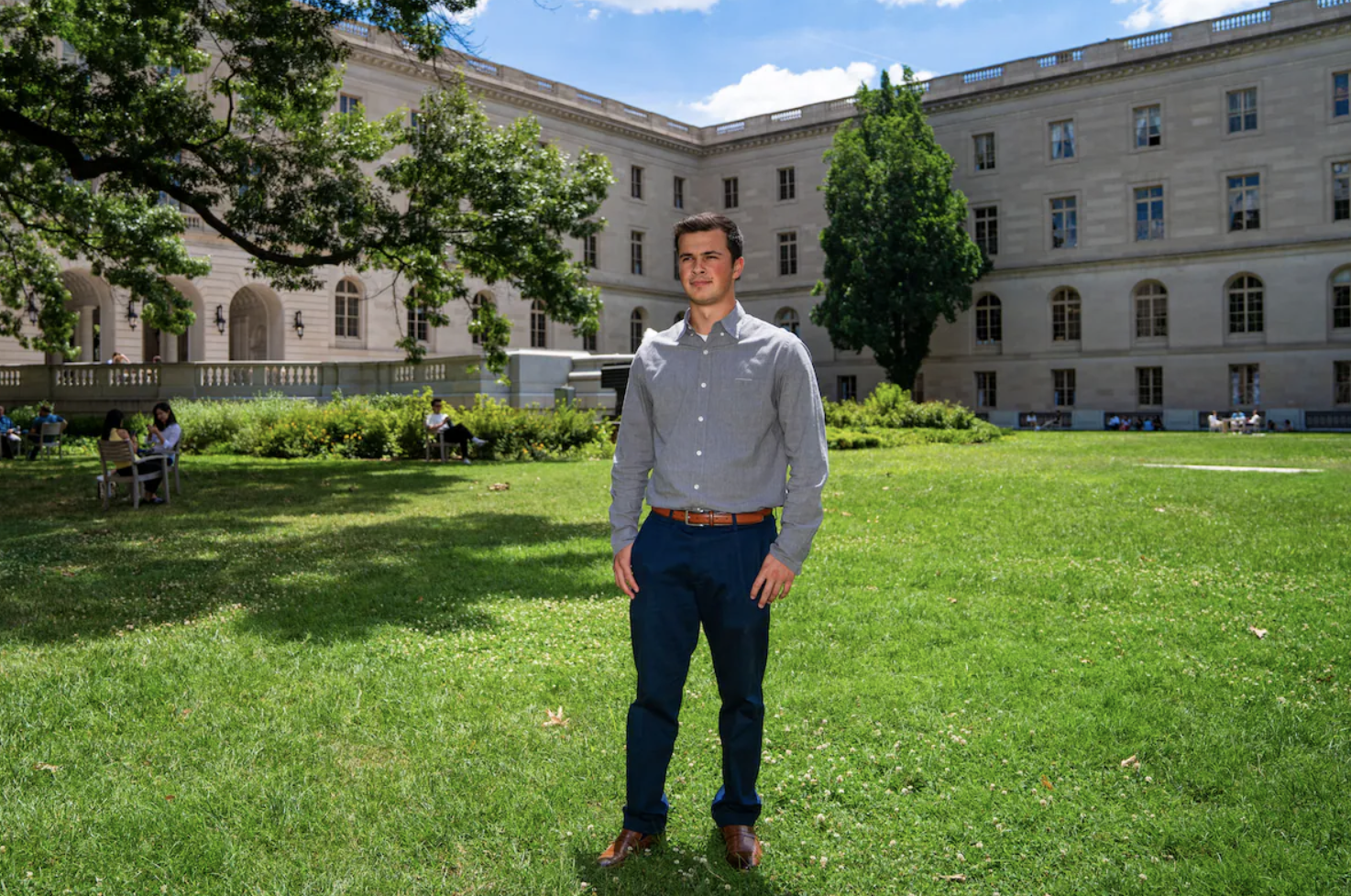 Thực tập sinh Danny Escala mặc trang phục chỉnh tề trong thời gian đi làm tại văn phòng Thượng nghị sĩ Roger Marshall, tháng 7/2024. Ảnh: Allison Robbert/The Washington Post