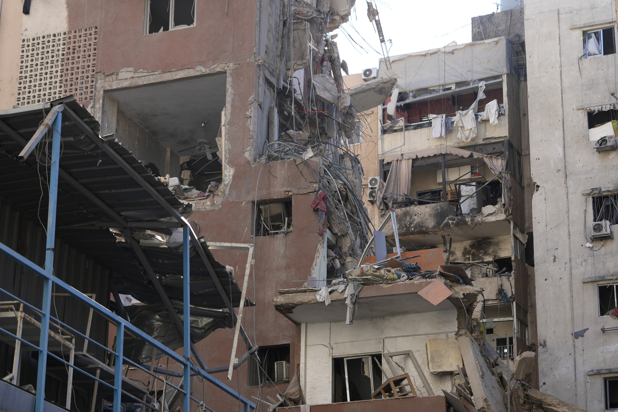 Tòa nhà đổ nát sau vụ tập kích của Israel vào ngoại ô Beirut, Lebanon đêm 30/7. Ảnh: AP