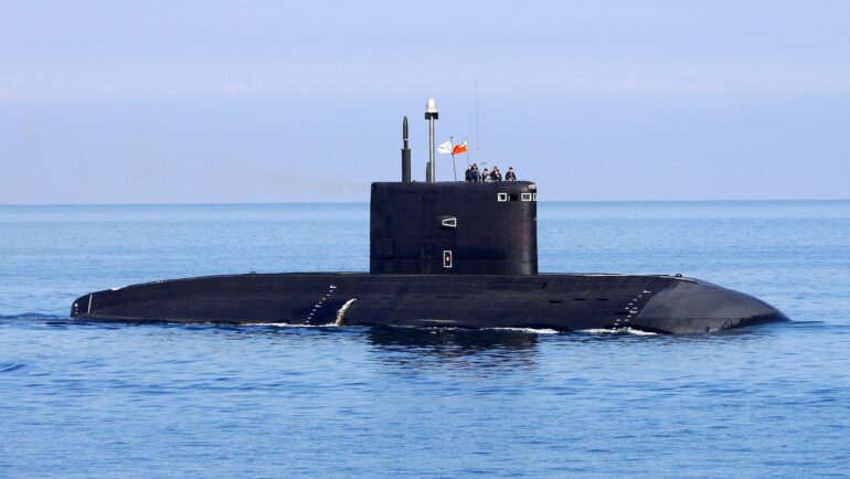 Tàu ngầm Staryy Oskol thuộc Hạm đội Biển Đen hải quân Nga ra biển hồi năm 2016. Ảnh: BQP Nga