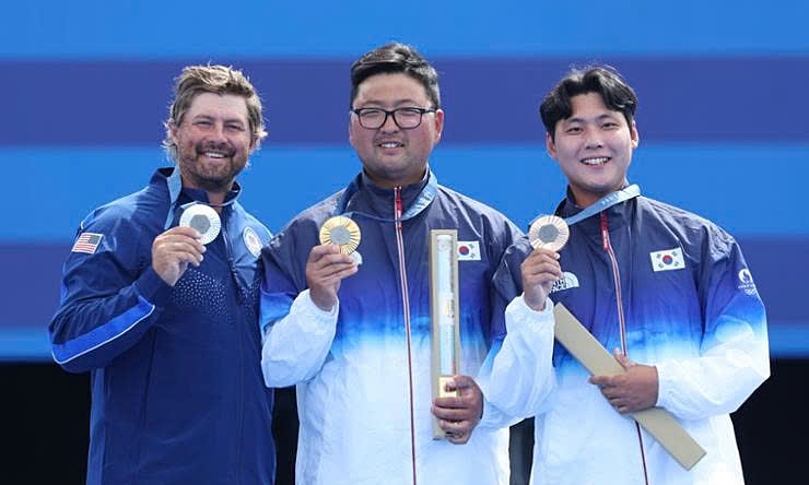 Brady Ellison, Kim Woo-jin và Lee Woo-seok (từ trái sang) trên bục nhận huy chương bắn cung 1 dây cá nhân nam tại Olympic 2024, ở điện Invalides, thành phố Paris, Pháp, ngày 4/8/2024. Ảnh: Yonhap