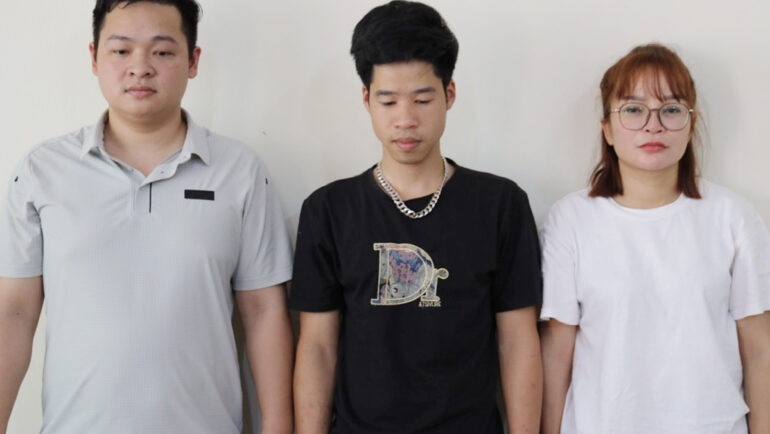 Phương, Tuấn Anh và Hoa (từ trái sang) tại cơ quan điều tra. Ảnh: Tuyết Nhung