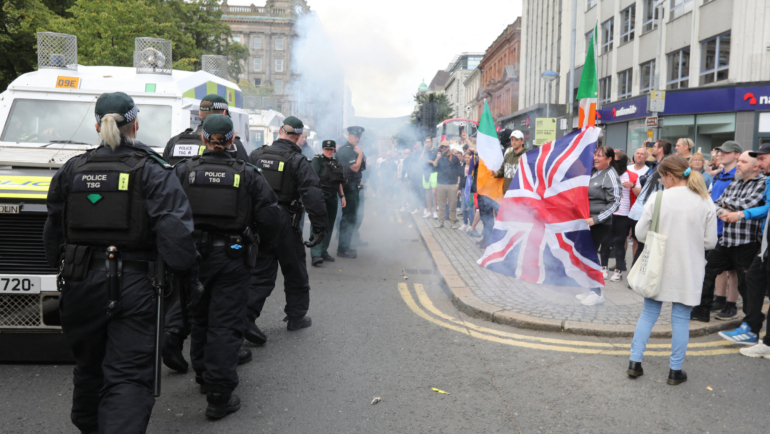 Cảnh sát và người biểu tình trên đường phố Belfast hôm 3/8. Ảnh: AFP