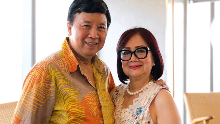 Nghệ sĩ Bảo Quốc cùng vợ trong một lần về nước năm 2023. Ảnh: Mai Nhật