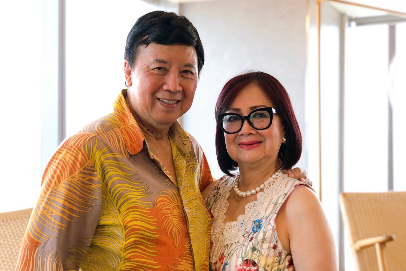 Nghệ sĩ Bảo Quốc cùng vợ trong một lần về nước năm 2023. Ảnh: Mai Nhật