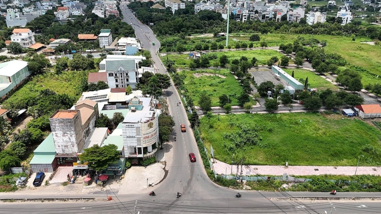 Đoạn 250 m trên đường Liên Phường bị thắt cổ chai do chồng ranh dự án ở bên cạnh chưa được mở rộng, tháng 8/2024. Ảnh: Gia Minh