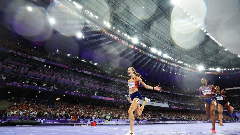 Bol phấn khích sau khi vượt qua vạch đích, giúp Hà Lan giành HC vàng 4x400m tiếp sức hỗn hợp Olympic Paris 2024 ngày 3/8. Ảnh: Olympics