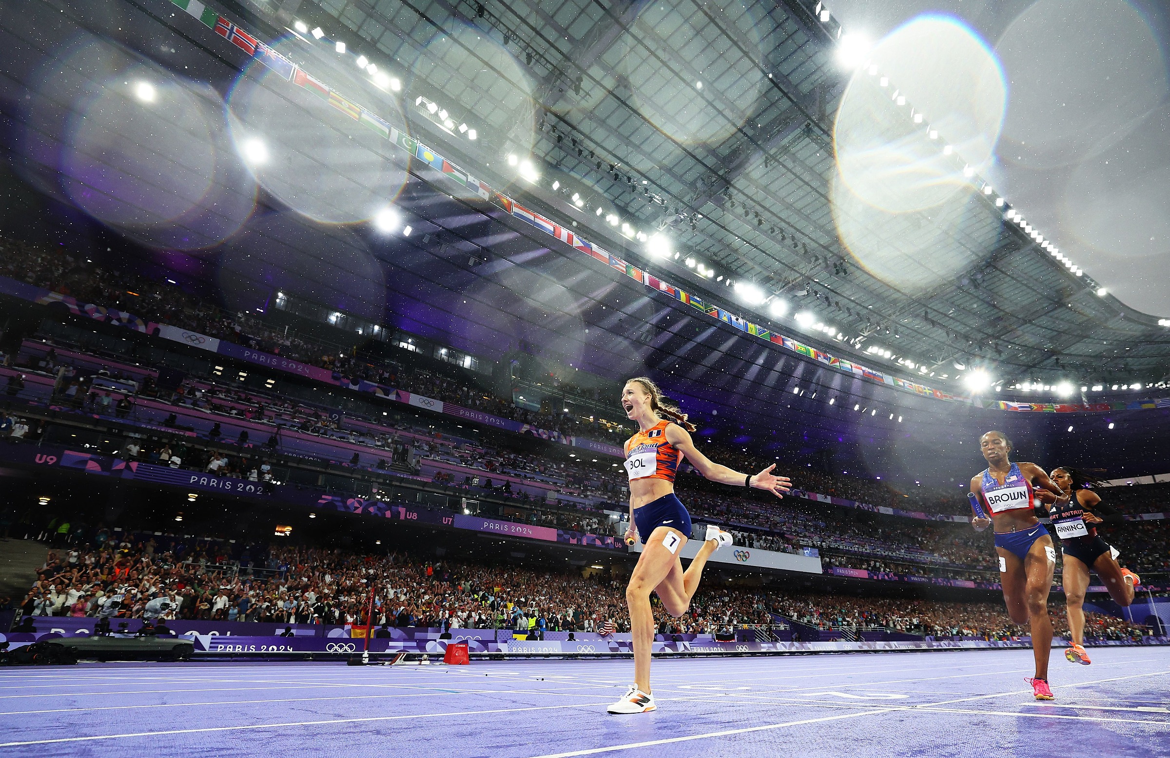 Bol phấn khích sau khi vượt qua vạch đích, giúp Hà Lan giành HC vàng 4x400m tiếp sức hỗn hợp Olympic Paris 2024 ngày 3/8. Ảnh: Olympics