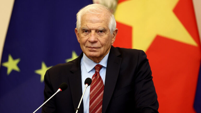 Phó chủ tịch EC Josep Borrell tại cuộc gặp gỡ báo chí ở Hà Nội hôm nay. Ảnh: Giang Huy