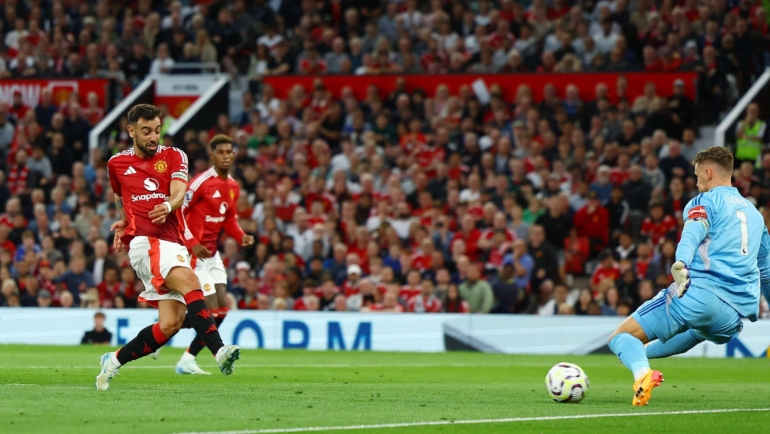 Bruno Fernandes hỏng ăn khi đối mặt thủ môn Leno ở phút 29 trận Man Utd thắng Fulham 1-0 thuộc vòng 1 Ngoại hạng Anh ngày 16/8. Ảnh: Reuters