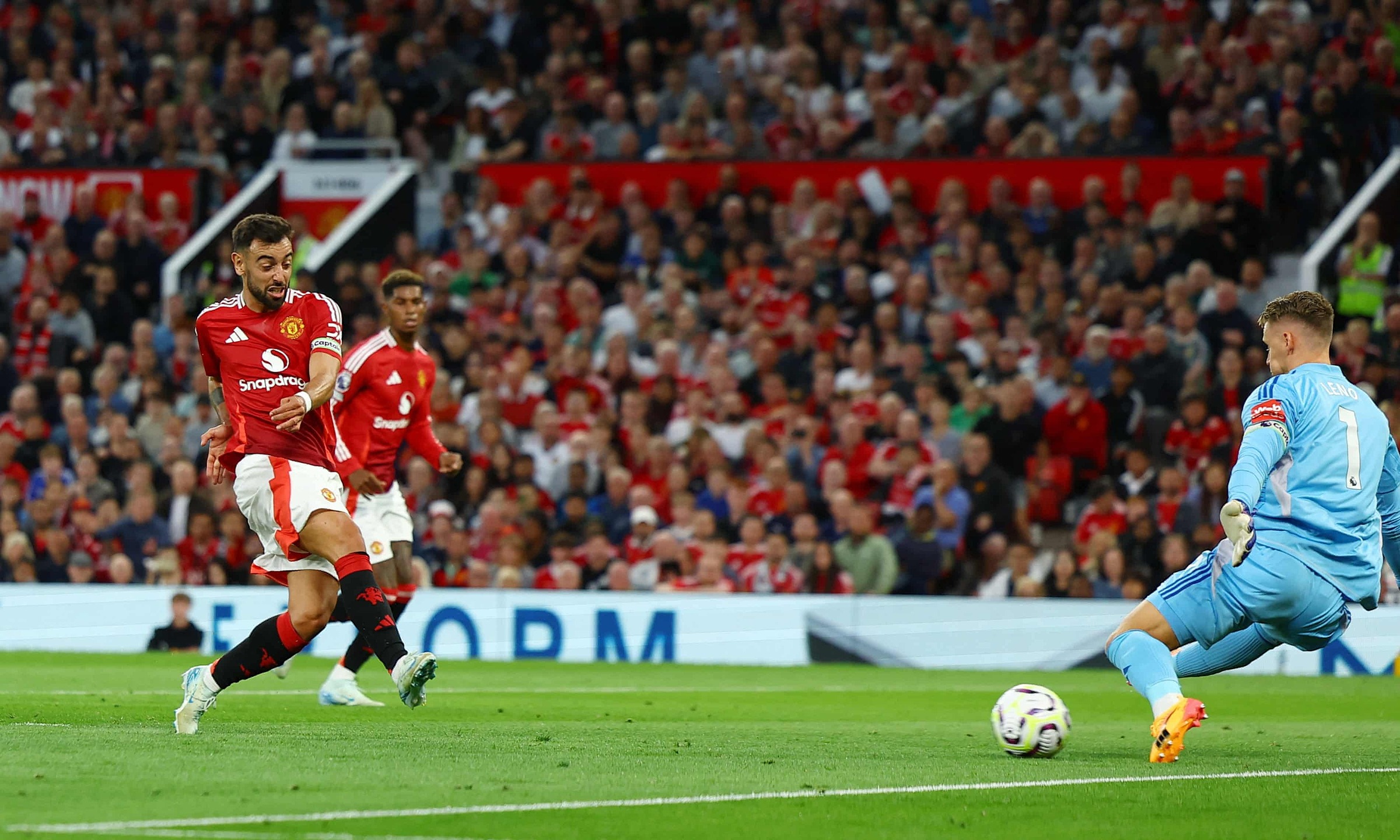 Bruno Fernandes hỏng ăn khi đối mặt thủ môn Leno ở phút 29 trận Man Utd thắng Fulham 1-0 thuộc vòng 1 Ngoại hạng Anh ngày 16/8. Ảnh: Reuters