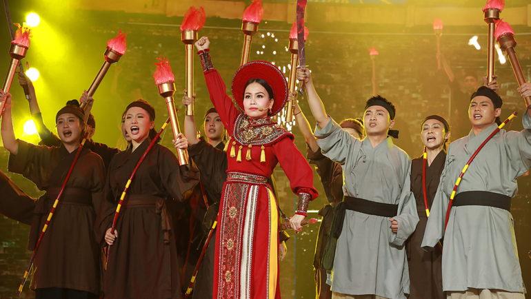 Cẩm Ly mặc cổ trang biểu diễn ca cảnh Oai hùng trời Nam. Ảnh: Lý Võ Phú Hưng