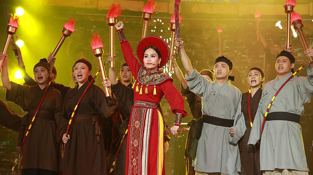 Cẩm Ly mặc cổ trang biểu diễn ca cảnh Oai hùng trời Nam. Ảnh: Lý Võ Phú Hưng