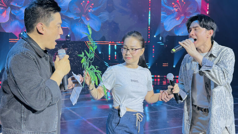 Trong liveshow, Đan Trường, Lam Trường, Cẩm Ly sẽ thể hiện ca khúc mới Hoa lưu ly. Cuối thập niên 1990 đầu 2000, cả ba thường xuyên đi diễn chung nên rất thân thiết. Cẩm Ly và Đan Trường là cặp song ca ăn ý của làng nhạc Việt. Chị cũng từng kết hợp với Lam Trường trong hai ca khúc Người cùng cảnh ngộ (lời Việt: Nguyễn Ngọc Thiện) và Xin một lần thôi (lời Việt: Lê Quang), được khán giả yêu thích.