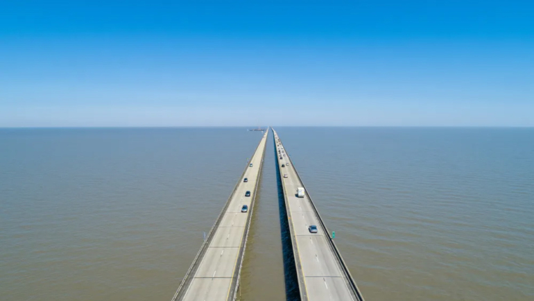 Cầu Hồ Pontchartrain dài 38,35 km. Ảnh: Mark Runde