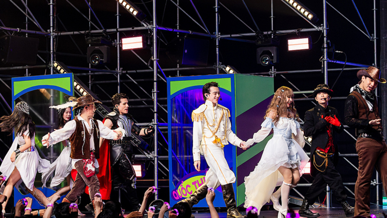 Là tiết mục trình diễn thứ 2, Liên Minh Phát Tài thành công mang đến một không gian sâu lắng và cảm xúc với Dẫu Có Lỗi Lầm. Ở tiết mục để khoe giọng hát, Liên Minh Tinh Tú tiến cử những giọng ca chuyên và không chuyên, lần lượt là Bằng Kiều, Thanh Duy, Bùi Công Nam, Binz, Duy Khánh và Thiên Minh để đảm nhiệm thử thách này. Liên Minh Phát Tài truyền tải thông điệp tình yêu của Dẫu Có Lỗi Lầm bằng concept phi hành gia bay vào vũ trụ với thông điệp: Dù ở vũ trụ nào thì anh vẫn sẽ yêu em và nghĩ về em dù cho có bao người chê bai ngu si. Đôi giày thủy tinh tượng trưng cho tình yêu, dù người yêu có ra đi nhưng đôi giày vẫn ở lại như tình cảm còn vấn vương. Dù có gặp nhau ở một chiều không gian khác, một vũ trụ khác thì vẫn muốn ở bên nhau. Thực hiện hóa ý tưởng trên sân khấu, 6 Anh Tài hóa thân thành những phi hành gia điển trai và bay khắp ngân hà để tìm lại tình yêu bản thân đã đánh rơi. Cảnh những vũ công nữ bỏ đi sau khi nhảy cùng các Anh Tài, Thiên Minh cầm chiếc giày nhìn theo, mượn ý tưởng từ câu chuyện Lọ Lem đánh rơi chiếc giày. 6 giọng ca da diết đã hòa giọng cùng nhau tạo nên sự ấn tượng mới mẻ cho Dẫu Có Lỗi Lầm. Trong tiết mục này, Thanh Duy gây ấn tượng với khi Trái ngược với sự luyến tiếc của tình yêu ở Liên Minh Phát Tài, Liên Minh Tinh Tú mang đến một tiết mục đầy sắc màu và sự tươi vui qua Chợt Nghe Bước Em Về. Ở Công diễn 2, thông điệp vũ trụ đối với Liên Minh Tinh Tú không phải những gì đến từ ngoài hành tinh của chúng ta. Vũ trụ của các Anh Tài Liên Minh Tinh Tú là cha là mẹ là anh em của chúng ta, là vợ là con là tri kỷ. Đối với các thành viên trong Liên Minh Tinh Tú, mọi thứ qua đi chúng ta đều có thể lấy lại được, có thể làm lại được, có thể viết lại được nhưng có lẽ thời gian qua đi sẽ là thứ không bao giờ quay trở lại. Bởi vậy chúng ta hãy trân quý những gì xảy ra và những khoảnh khắc bên nhau.Vì không tiêu tốn quá nhiều điểm hỏa lực cho việc đấu giá bài hát nên Liên Minh Tinh Tú là đội có nhiều điểm hỏa lực nhất khi bước vào phần chọn thứ tự biểu diễn. Chiến thuật của đội là sẽ xếp hai bài hát của mình liền kề nhau để kể một câu chuyện trọn vẹn, liền mạch, giúp khán giả dễ hiểu và từ đó sẽ dễ dàng hơn trong việc chinh phục cảm xúc của họ.Chúng tôi không mua được bài hát mà mình đã định, nhưng bọn tôi sẽ dùng số tiền đấy để mua thứ tự biểu diễn cho 2 tiết mục liền nhau, để khán giả khi xem họ sẽ hiểu đó là một câu chuyện liền mạch, NSND Tự Long chia sẻ về chiến thuật của Liên Minh Tinh Tú. Về phần tập luyện và chuẩn bị cho các  tiết mục, dù có 2 bài hát và các thành viên sẽ phải chia ra để tập luyện cho tiết mục của mình nhưng các thành viên của Liên Minh Tinh Tú tuy không biểu diễn tiết mục còn lại, vẫn tham gia vào hầu hết các khâu để giúp đỡ cho nhau.Về phần âm nhạc và dựng bài, SOOBIN và Rhymastic đề xuất rằng cả hai sẽ thay đổi cấu trúc bài để có thể làm mới ca khúc này. Bài perform mình sẽ thay đổi cấu trúc một chút. Giống như bài ‘Trống cơm’ em đã từng làm, nghĩa là mình làm mới nó lại, mình sẽ viết thêm rap cho bài hiện đại hơn - SOOBIN nói. Nhưng mà cũng không sửa quá nhiều để thay đổi hẳn bài hát đâu mà mình vẫn phải bám theo mạch gốc, mình modify (biến đổi) các thứ lại cho hợp mood, hợp tâm trạng thôi - Rhymastic nhấn mạnh.Về concept, câu chuyện của Chợt Nghe Bước Em Về xoay quanh các nhân vật trong tiệm đồ chơi Tinh Tú: nhân vật Con rối Hoàng tử (SOOBIN), Thor (Quốc Thiên), Cướp Biển (Đinh Tiến Đạt), Thám Tử (Rhymastic), Cao Bồi (Cường Seven), Thần Thời Gian (Tự Long). Ở đó mỗi ngày các nhân vật này sẽ có một khoảng thời gian được vui chơi với nhau và đến đúng 12g phải về lại vị trí của mình. Một ngày kia có 1 cô gái lẻn vào tiệm đồ chơi, vui chơi cùng các anh chàng này, cô gái trót có cảm tình với hoàng tử (SOOBIN) và mọi người vui đùa say mê quên cả giờ cấm. Khi đồng hồ đã điểm 12g (lúc Thần Thời Gian Tự Long bước lên bục và đọc thần chú), các nhân vật không kịp quay trở lại vị trí, Thần Thời Gian đã phải dùng phép thuật để đưa tất cả trở lại trật tự và cô gái cũng đã biến thành búp bê. Câu thần chú của Thần Thời Gian Tự Long: Ôi nhân gian kia đan qua đan lại/Trong thời gian luôn một chiều xoay. Phần kết chuyện ở tiệm đồ chơi Tinh Tú sẽ được tiếp nối vào hồi sau của Công diễn 2, tiết mục Những Kẻ Mộng Mơ.