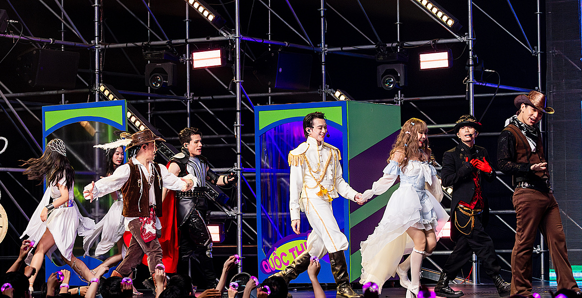 Là tiết mục trình diễn thứ 2, Liên Minh Phát Tài thành công mang đến một không gian sâu lắng và cảm xúc với Dẫu Có Lỗi Lầm. Ở tiết mục để khoe giọng hát, Liên Minh Tinh Tú tiến cử những giọng ca chuyên và không chuyên, lần lượt là Bằng Kiều, Thanh Duy, Bùi Công Nam, Binz, Duy Khánh và Thiên Minh để đảm nhiệm thử thách này. Liên Minh Phát Tài truyền tải thông điệp tình yêu của Dẫu Có Lỗi Lầm bằng concept phi hành gia bay vào vũ trụ với thông điệp: Dù ở vũ trụ nào thì anh vẫn sẽ yêu em và nghĩ về em dù cho có bao người chê bai ngu si. Đôi giày thủy tinh tượng trưng cho tình yêu, dù người yêu có ra đi nhưng đôi giày vẫn ở lại như tình cảm còn vấn vương. Dù có gặp nhau ở một chiều không gian khác, một vũ trụ khác thì vẫn muốn ở bên nhau. Thực hiện hóa ý tưởng trên sân khấu, 6 Anh Tài hóa thân thành những phi hành gia điển trai và bay khắp ngân hà để tìm lại tình yêu bản thân đã đánh rơi. Cảnh những vũ công nữ bỏ đi sau khi nhảy cùng các Anh Tài, Thiên Minh cầm chiếc giày nhìn theo, mượn ý tưởng từ câu chuyện Lọ Lem đánh rơi chiếc giày. 6 giọng ca da diết đã hòa giọng cùng nhau tạo nên sự ấn tượng mới mẻ cho Dẫu Có Lỗi Lầm. Trong tiết mục này, Thanh Duy gây ấn tượng với khi Trái ngược với sự luyến tiếc của tình yêu ở Liên Minh Phát Tài, Liên Minh Tinh Tú mang đến một tiết mục đầy sắc màu và sự tươi vui qua Chợt Nghe Bước Em Về. Ở Công diễn 2, thông điệp vũ trụ đối với Liên Minh Tinh Tú không phải những gì đến từ ngoài hành tinh của chúng ta. Vũ trụ của các Anh Tài Liên Minh Tinh Tú là cha là mẹ là anh em của chúng ta, là vợ là con là tri kỷ. Đối với các thành viên trong Liên Minh Tinh Tú, mọi thứ qua đi chúng ta đều có thể lấy lại được, có thể làm lại được, có thể viết lại được nhưng có lẽ thời gian qua đi sẽ là thứ không bao giờ quay trở lại. Bởi vậy chúng ta hãy trân quý những gì xảy ra và những khoảnh khắc bên nhau.Vì không tiêu tốn quá nhiều điểm hỏa lực cho việc đấu giá bài hát nên Liên Minh Tinh Tú là đội có nhiều điểm hỏa lực nhất khi bước vào phần chọn thứ tự biểu diễn. Chiến thuật của đội là sẽ xếp hai bài hát của mình liền kề nhau để kể một câu chuyện trọn vẹn, liền mạch, giúp khán giả dễ hiểu và từ đó sẽ dễ dàng hơn trong việc chinh phục cảm xúc của họ.Chúng tôi không mua được bài hát mà mình đã định, nhưng bọn tôi sẽ dùng số tiền đấy để mua thứ tự biểu diễn cho 2 tiết mục liền nhau, để khán giả khi xem họ sẽ hiểu đó là một câu chuyện liền mạch, NSND Tự Long chia sẻ về chiến thuật của Liên Minh Tinh Tú. Về phần tập luyện và chuẩn bị cho các  tiết mục, dù có 2 bài hát và các thành viên sẽ phải chia ra để tập luyện cho tiết mục của mình nhưng các thành viên của Liên Minh Tinh Tú tuy không biểu diễn tiết mục còn lại, vẫn tham gia vào hầu hết các khâu để giúp đỡ cho nhau.Về phần âm nhạc và dựng bài, SOOBIN và Rhymastic đề xuất rằng cả hai sẽ thay đổi cấu trúc bài để có thể làm mới ca khúc này. Bài perform mình sẽ thay đổi cấu trúc một chút. Giống như bài ‘Trống cơm’ em đã từng làm, nghĩa là mình làm mới nó lại, mình sẽ viết thêm rap cho bài hiện đại hơn - SOOBIN nói. Nhưng mà cũng không sửa quá nhiều để thay đổi hẳn bài hát đâu mà mình vẫn phải bám theo mạch gốc, mình modify (biến đổi) các thứ lại cho hợp mood, hợp tâm trạng thôi - Rhymastic nhấn mạnh.Về concept, câu chuyện của Chợt Nghe Bước Em Về xoay quanh các nhân vật trong tiệm đồ chơi Tinh Tú: nhân vật Con rối Hoàng tử (SOOBIN), Thor (Quốc Thiên), Cướp Biển (Đinh Tiến Đạt), Thám Tử (Rhymastic), Cao Bồi (Cường Seven), Thần Thời Gian (Tự Long). Ở đó mỗi ngày các nhân vật này sẽ có một khoảng thời gian được vui chơi với nhau và đến đúng 12g phải về lại vị trí của mình. Một ngày kia có 1 cô gái lẻn vào tiệm đồ chơi, vui chơi cùng các anh chàng này, cô gái trót có cảm tình với hoàng tử (SOOBIN) và mọi người vui đùa say mê quên cả giờ cấm. Khi đồng hồ đã điểm 12g (lúc Thần Thời Gian Tự Long bước lên bục và đọc thần chú), các nhân vật không kịp quay trở lại vị trí, Thần Thời Gian đã phải dùng phép thuật để đưa tất cả trở lại trật tự và cô gái cũng đã biến thành búp bê. Câu thần chú của Thần Thời Gian Tự Long: Ôi nhân gian kia đan qua đan lại/Trong thời gian luôn một chiều xoay. Phần kết chuyện ở tiệm đồ chơi Tinh Tú sẽ được tiếp nối vào hồi sau của Công diễn 2, tiết mục Những Kẻ Mộng Mơ.