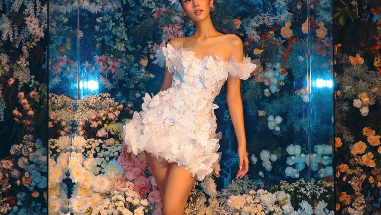 Người mẫu Lenka tạo dáng trên poster show I Dreamed A Dream. Ảnh: Tee Le