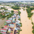 Sáng 24/7, nước từ sông Bùi tràn vào tổ dân phố Bùi Xá, thị trấn Xuân Mai, huyện Chương Mỹ. Ảnh: Giang Huy