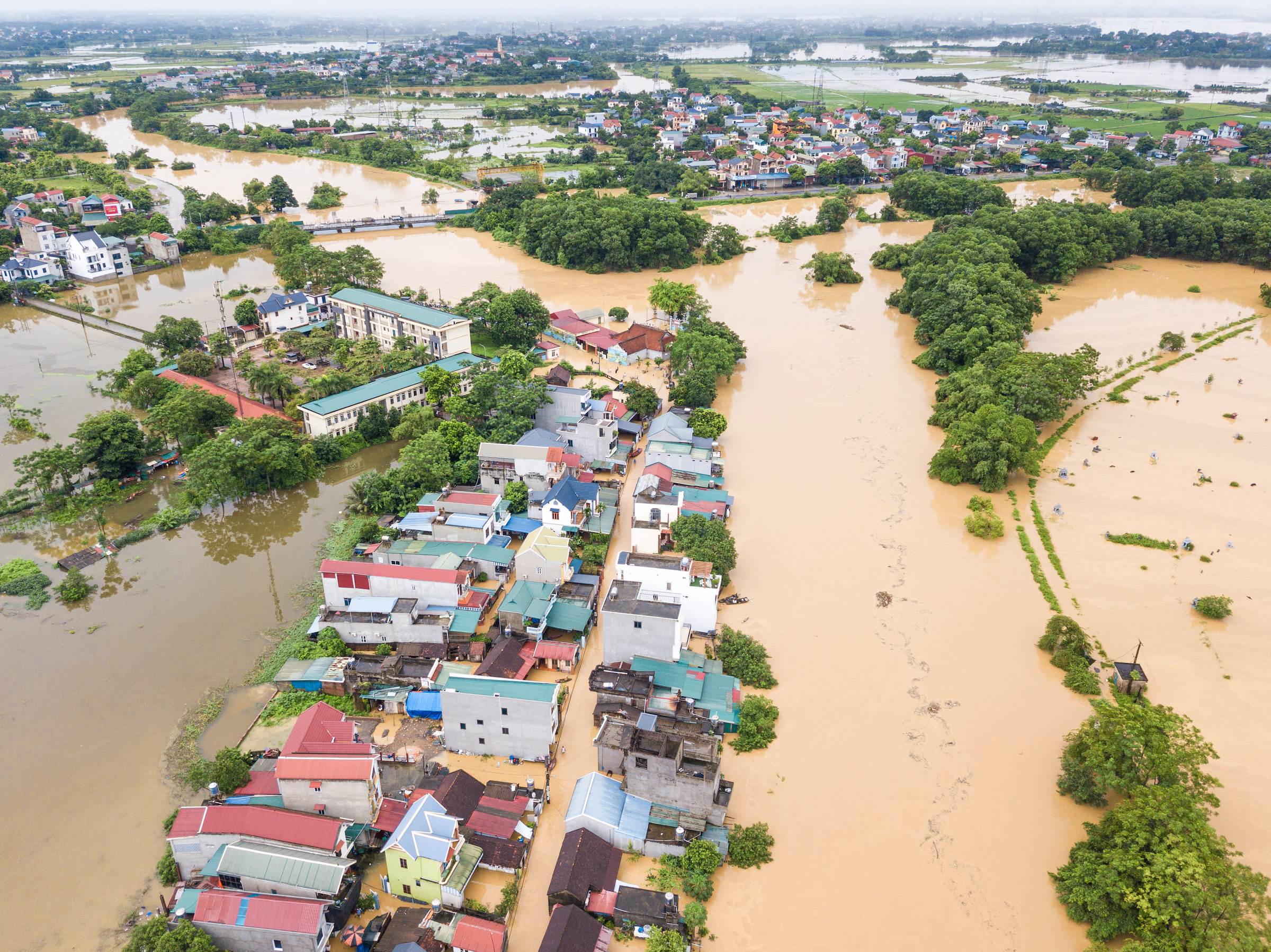 Sáng 24/7, nước từ sông Bùi tràn vào tổ dân phố Bùi Xá, thị trấn Xuân Mai, huyện Chương Mỹ. Ảnh: Giang Huy