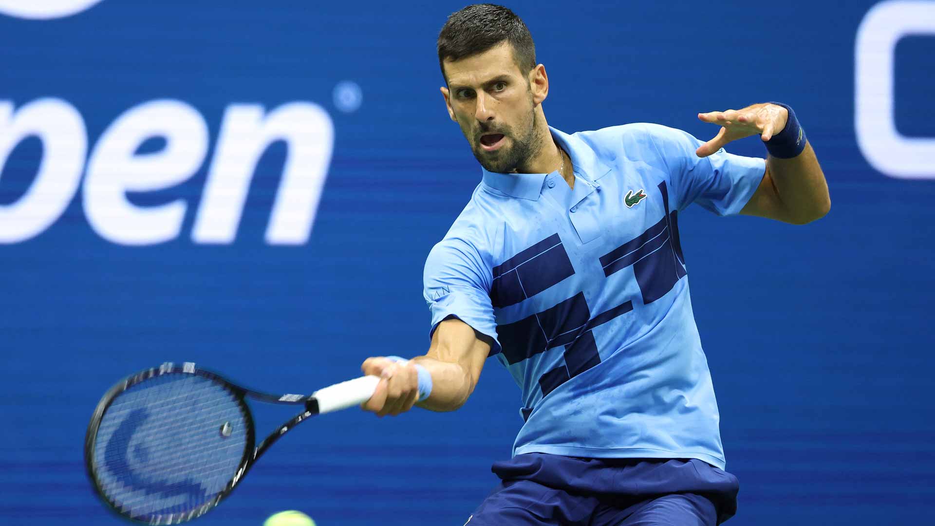 Djokovic đánh thuận tay ở trận gặp Djere, trên sân Arthur Ashe, New York hôm 28/8. Ảnh: ATP