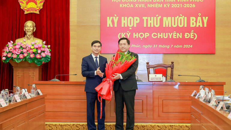 Bí thư Tỉnh ủy Vĩnh Phúc Dương Văn An (trái) tặng hoa chúc mừng tân Chủ tịch tỉnh Trần Duy Đông. Ảnh: BaoVinhPhuc