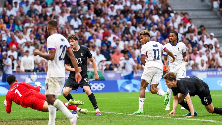 Doue (số 11) trong pha làm bàn nhân đôi tỷ số cho Pháp trong trận thắng New Zealand 3-0 ở lượt cuối bảng A bóng đá nam Olympic Paris 2024 trên sân Velodrome, Marseille ngày 31/7. Ảnh: FFF