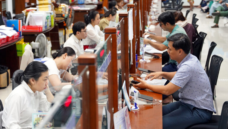 Công chức Đà Nẵng làm việc tại Trung tâm hành chính Đà Nẵng tháng 5/2024. Ảnh: Nguyễn Đông