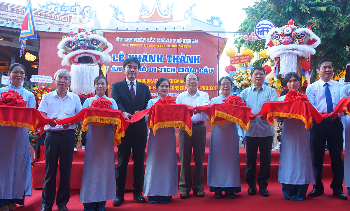 Các đại biểu cắt băng khánh thành trùng tu Chùa Cầu. Ảnh: Đắc Thành